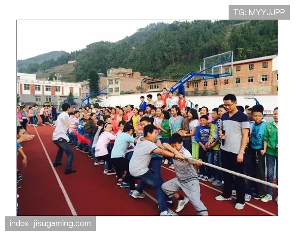 内江四方块商圈拔河比赛，市民参与笑声不断